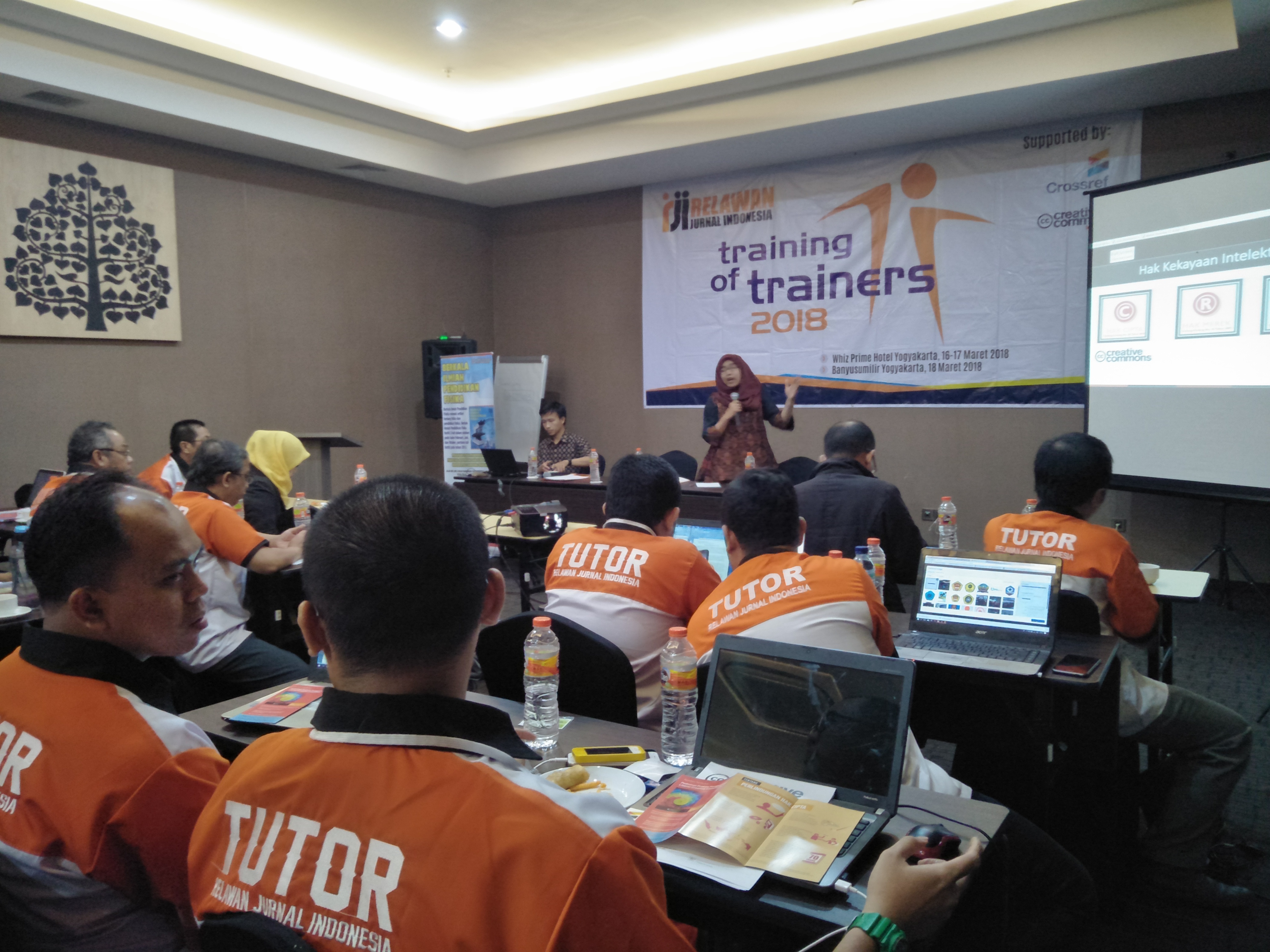 Lokakarya Lisensi CC oleh CCID untuk program Training of Trainers Relawan Jurnal Indonesia RJI di Yogyakarta