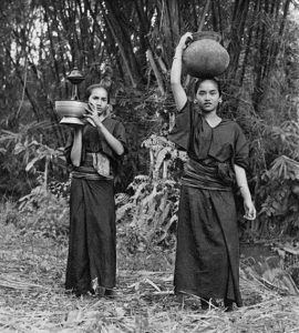 Wanita-di-Lombok-sembahyang-untuk-mendapatkan-suami-270x300.jpg
